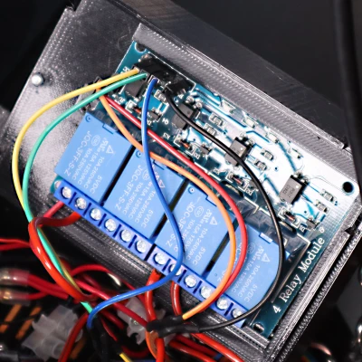 Hộp Prusa: Giá đỡ Rơ-le 4 chiều trong Nắp Bộ Chuyển đổi Buck Raspberry Pi