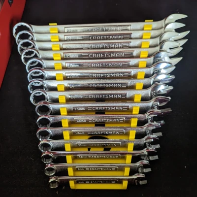 Giá đỡ cờ lê!