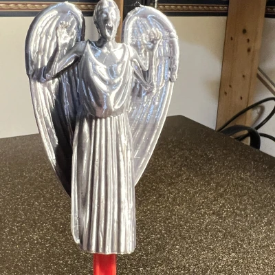 Thiên thần Khóc có Đế (mô hình riêng biệt)