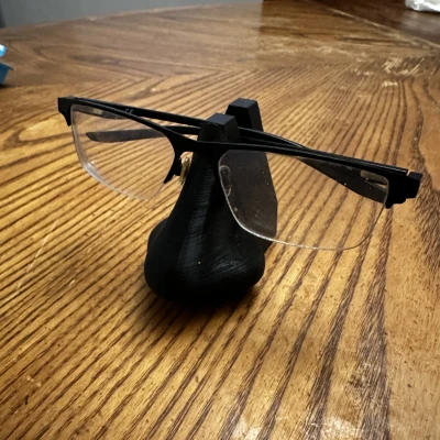 Giá đỡ kính hình mũi