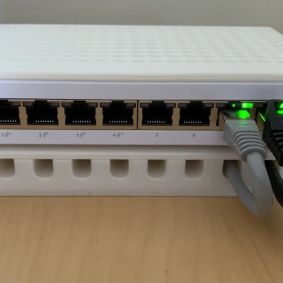 Giá đỡ để bàn cho UniFi Switch Lite 8 POE