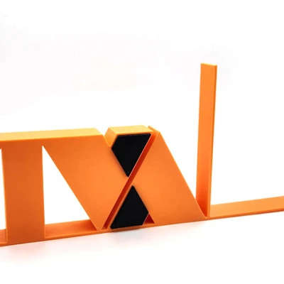 Giá Đỡ Sách Miss Minutes và Logo TVA