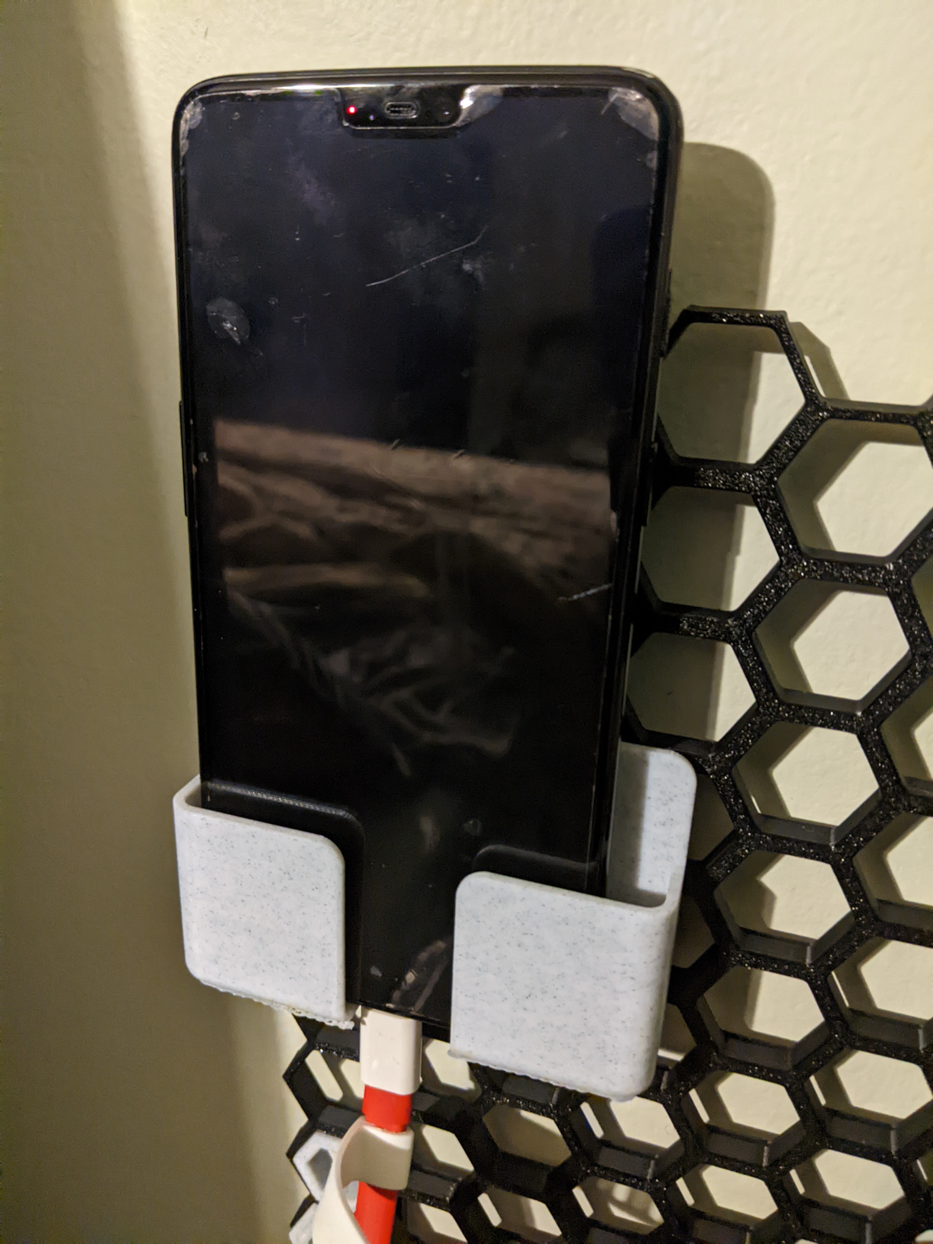 Giá đỡ điện thoại dạng tổ ong treo tường