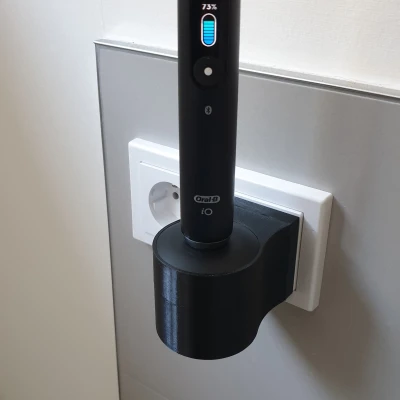 Giá đỡ sạc OralB iO trên ổ cắm Schuko (Chuẩn Đức)