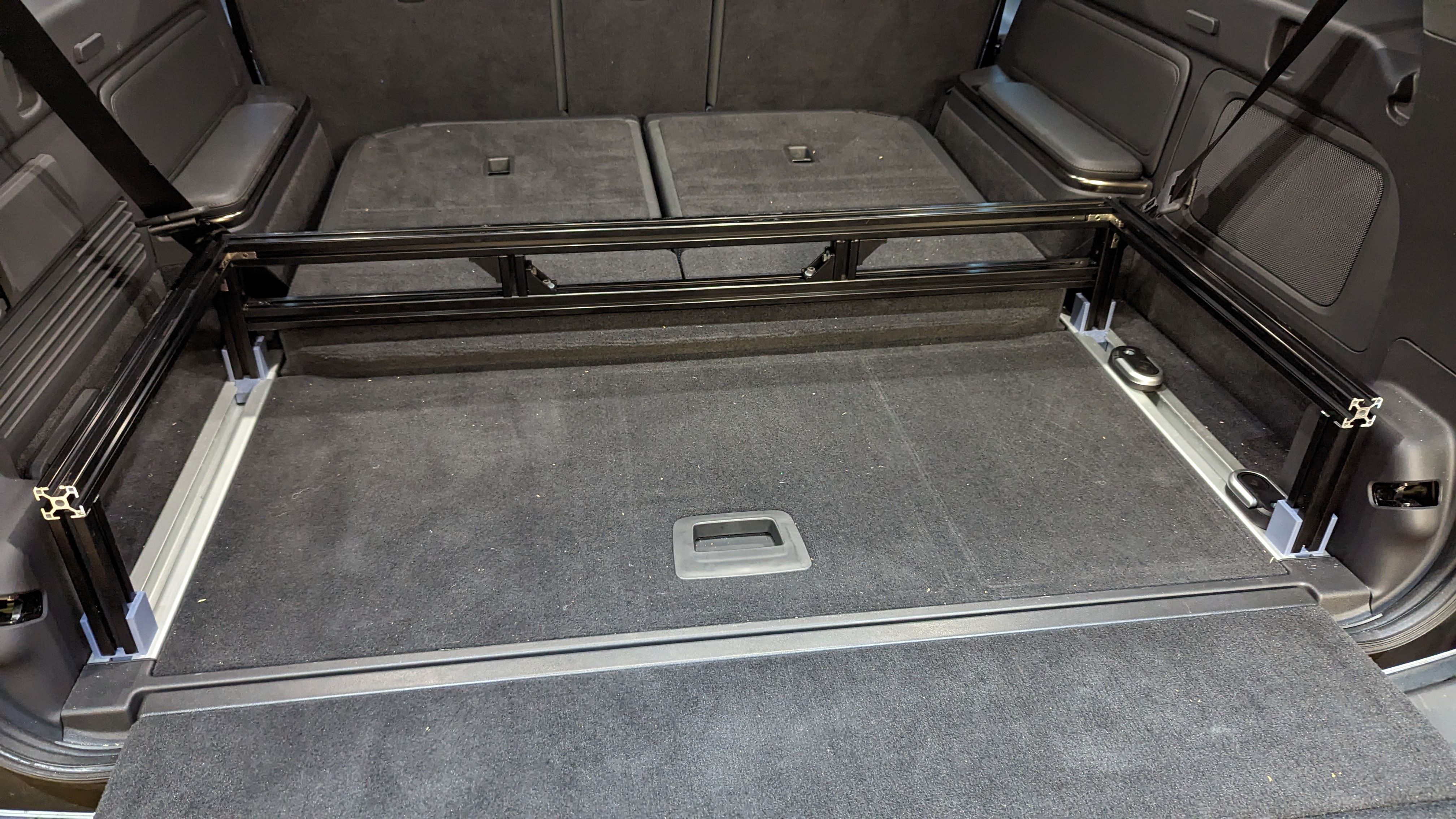 Bệ Ngủ Rivian R1S