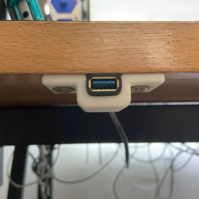 Giá đỡ cổng USB dưới bàn