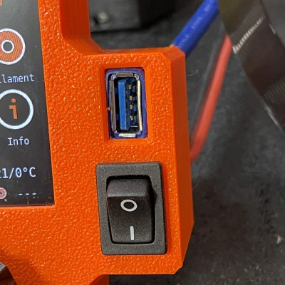 Vỏ LCD Mini+ có công tắc nguồn và cổng USB cùng nắp che lỗ