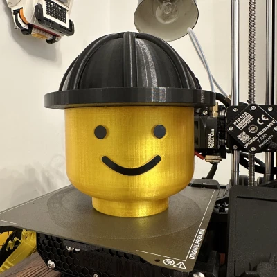 Đầu Lego đội mũ bảo hiểm công trường