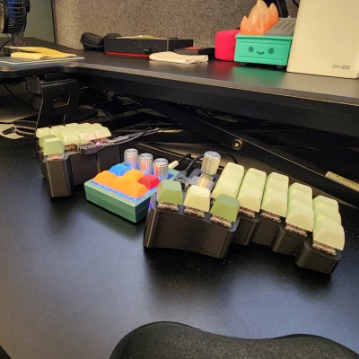 Hai mẫu vỏ cho Bàn phím công thái học chia đôi CheapinoV2 (bởi tompi)