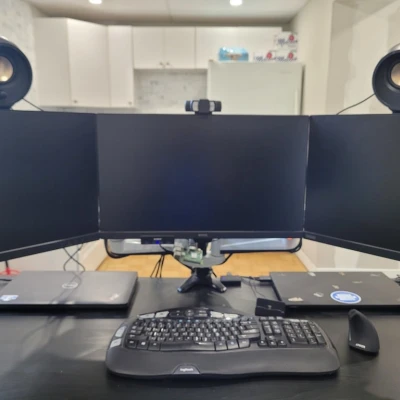 Giá Treo Màn Hình Creative Pebble X: Tiết Kiệm Không Gian Bàn Làm Việc Phong Cách!