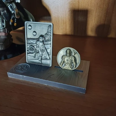 Đế Trưng Bày Đồng Xu và Miếng Vàng Mandalorian