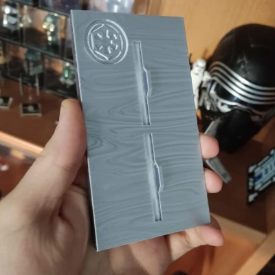 Đế Trưng Bày Đồng Xu và Miếng Vàng Mandalorian