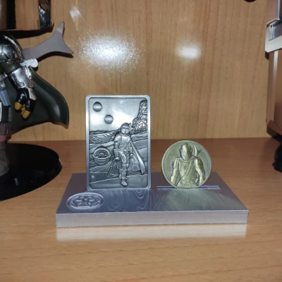 Đế Trưng Bày Đồng Xu và Miếng Vàng Mandalorian