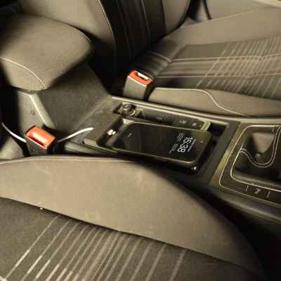 Đế iPhone 14 Pro (có ốp Quad Lock) cho VW Golf 7