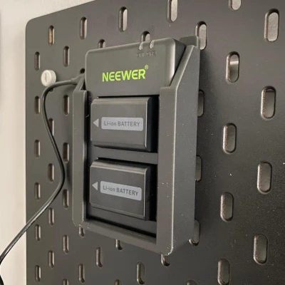 Kệ sạc pin NEEWER gắn pegboard IKEA