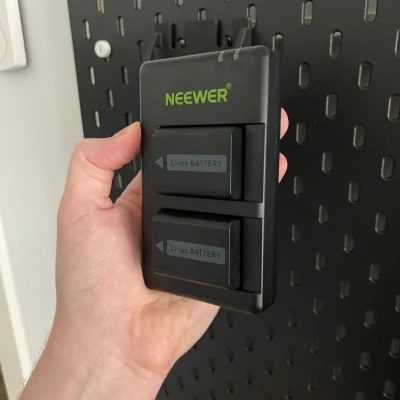 Kệ sạc pin NEEWER gắn pegboard IKEA