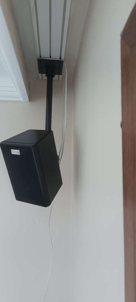 Giá đỡ loa cao độ trên thanh ray rèm (Loa atmos)