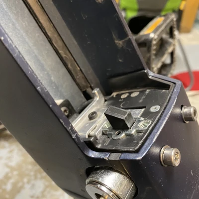 Chốt Khóa Pin Khung Xe Kalkhoff Endeavour (Battery Lock)