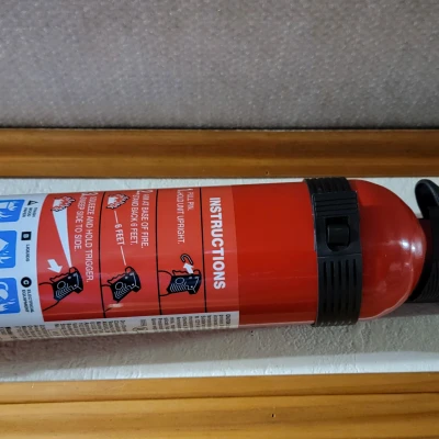 Giá đỡ cơ sở cho bình chữa cháy được lắp đặt theo chiều ngang