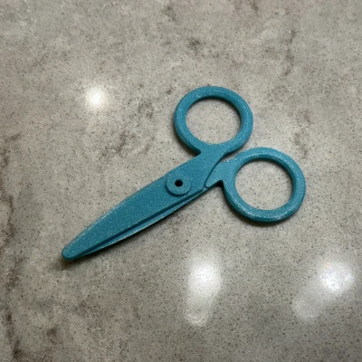 Lưỡi kéo giấy với lỗ xỏ ngón tay lớn hơn