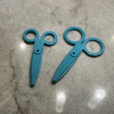 Lưỡi kéo giấy với lỗ xỏ ngón tay lớn hơn