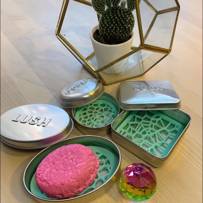 Khay thoát nước xanh tươi cho hộp xà phòng và dầu gội.