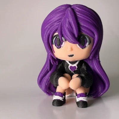 Cô Gái Ngồi Dễ Thương