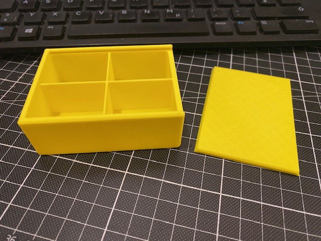 Hộp có nắp ghép đuôi én và 4 ngăn (có thể thay đổi tỉ lệ)