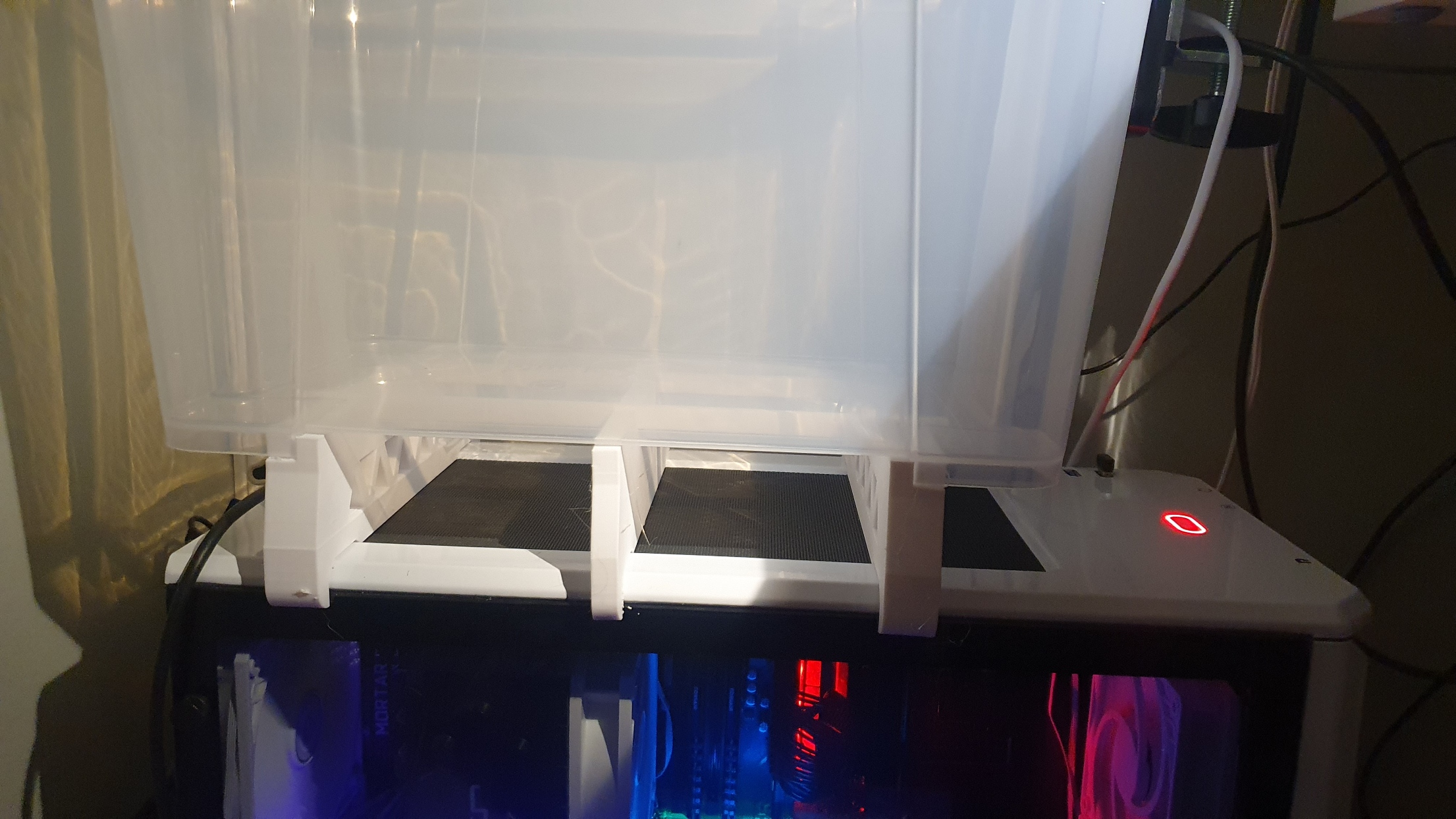 Giá đỡ IKEA Samla trên thùng máy Phanteks P400