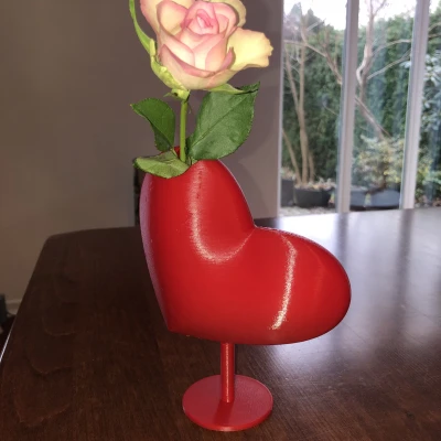 Trái tim bự cắm hoa hoặc bút