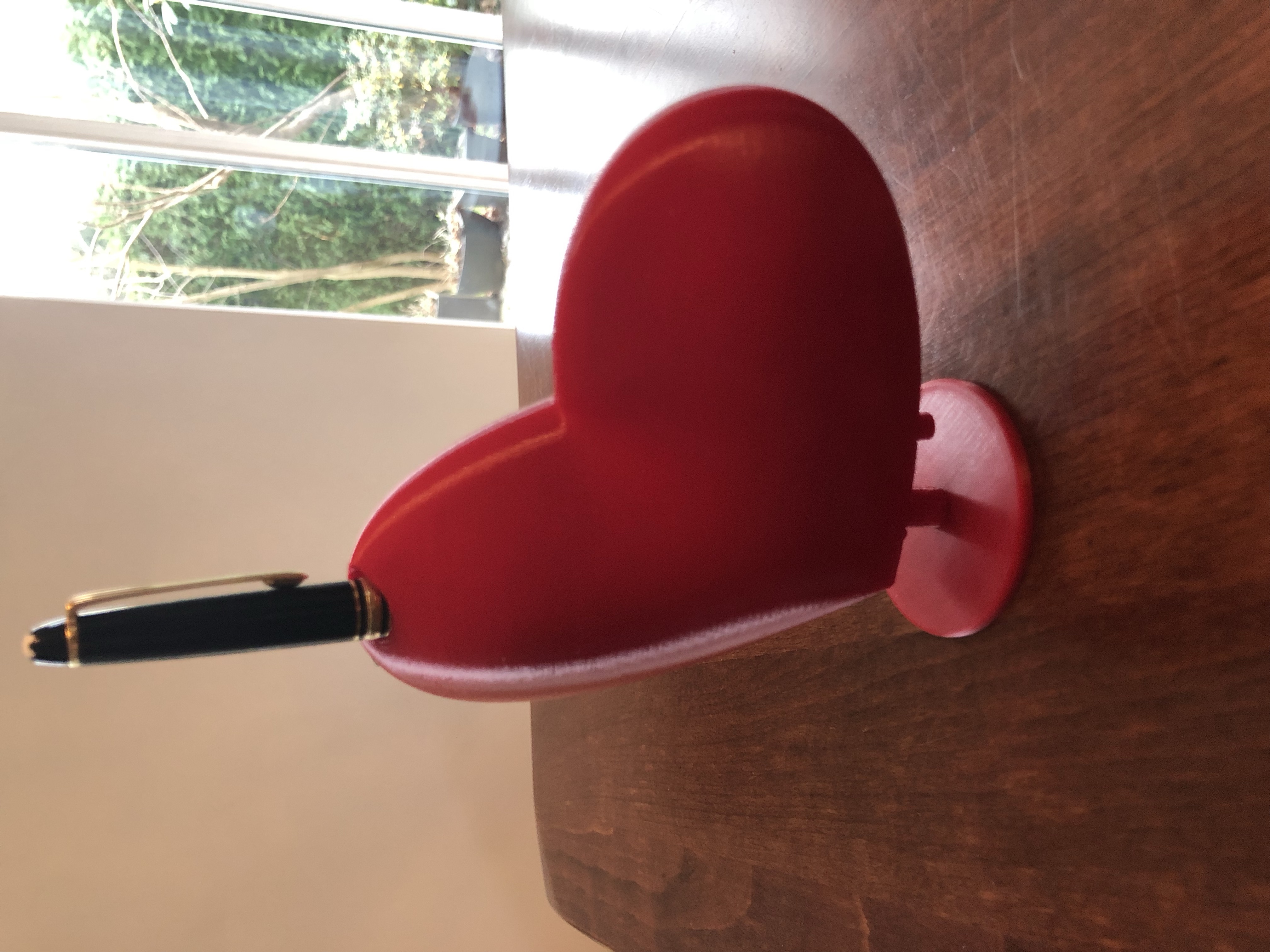 Trái tim bự cắm hoa hoặc bút