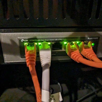 Lỗ khoét cho Switch PoE 5 cổng TP-Link