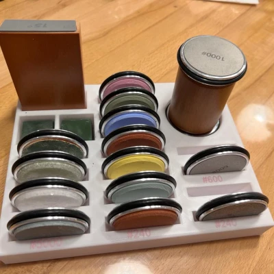 Chân đế giữ đá mài dao dạng con lăn