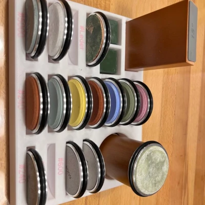 Chân đế giữ đá mài dao dạng con lăn