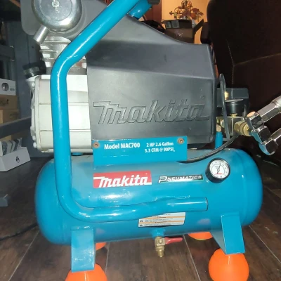 Chân đế máy nén khí Makita MAC700 với bóng tennis Penn Championship