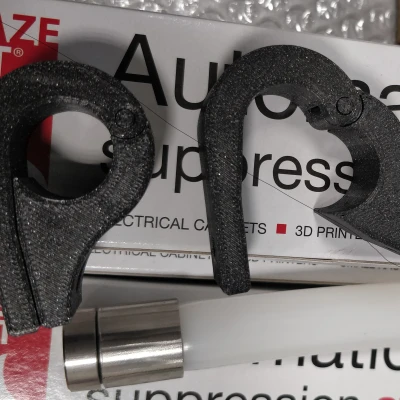 Giá đỡ bình chữa cháy Blazecut (in liền)