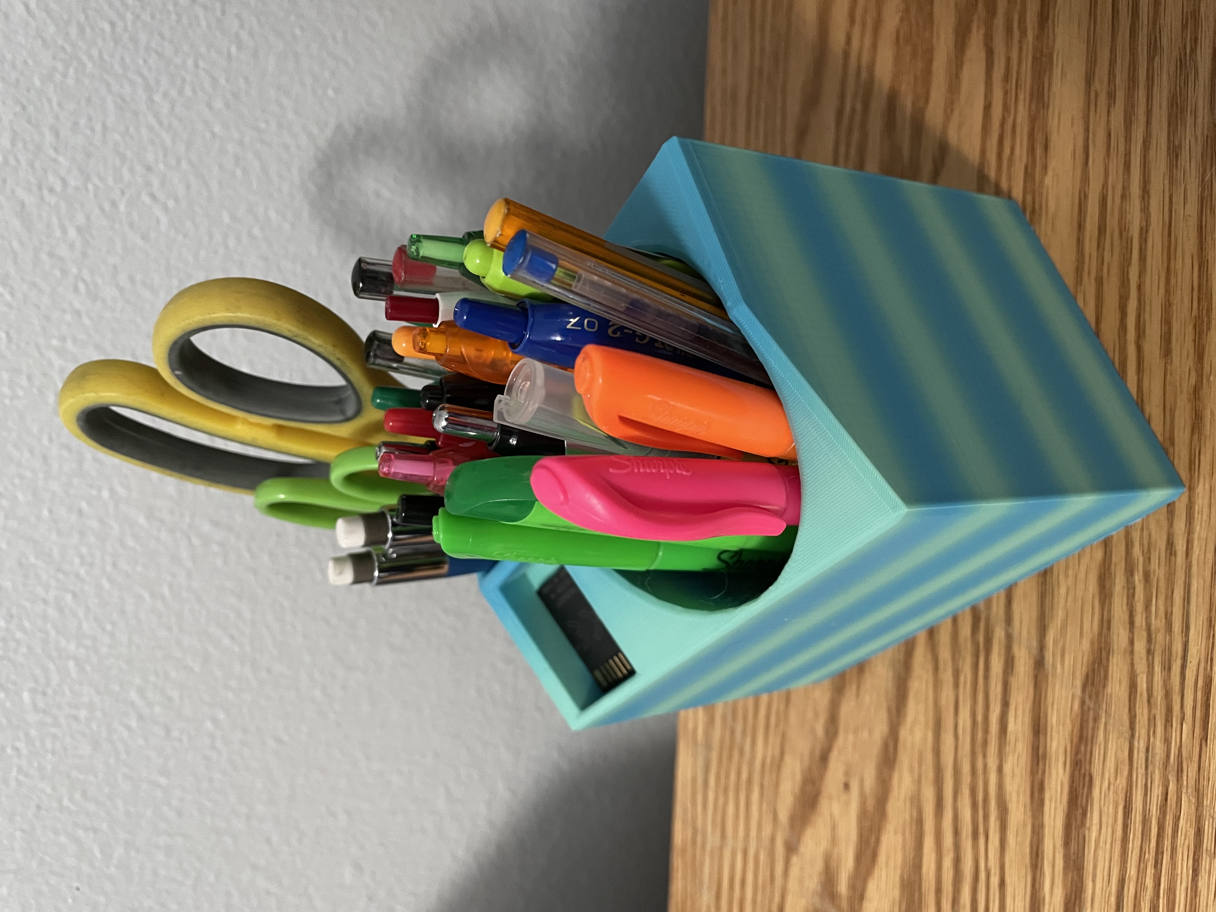 Kệ Cắm Bút Lớn Hơn V2