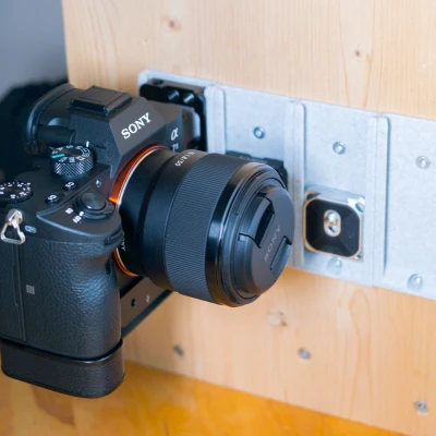 Giá đỡ Arca-Swiss gắn tường cho 4 máy ảnh, plate hoặc phụ kiện