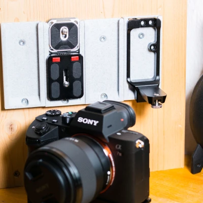 Giá đỡ Arca-Swiss gắn tường cho 4 máy ảnh, plate hoặc phụ kiện