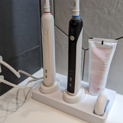 Giá đỡ cho bàn chải điện Oral-B, kem đánh răng và chỉ nha khoa