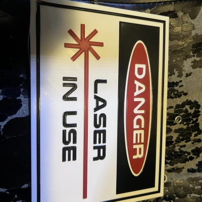 Biển báo nguy hiểm laser đang sử dụng có đế nam châm 15mm