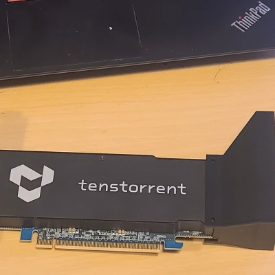 Tấm che quạt Tenstorrent e75 với hai quạt 40mm