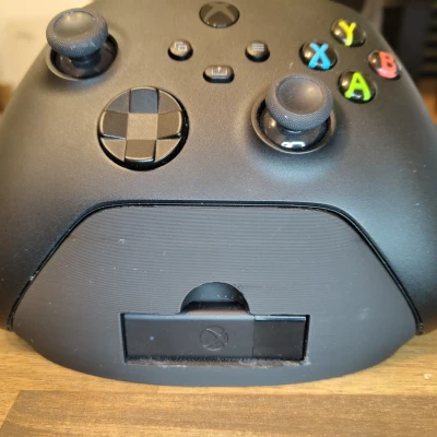 Giá Đỡ Tay Cầm XBOX Có Khe Cắm Dongle