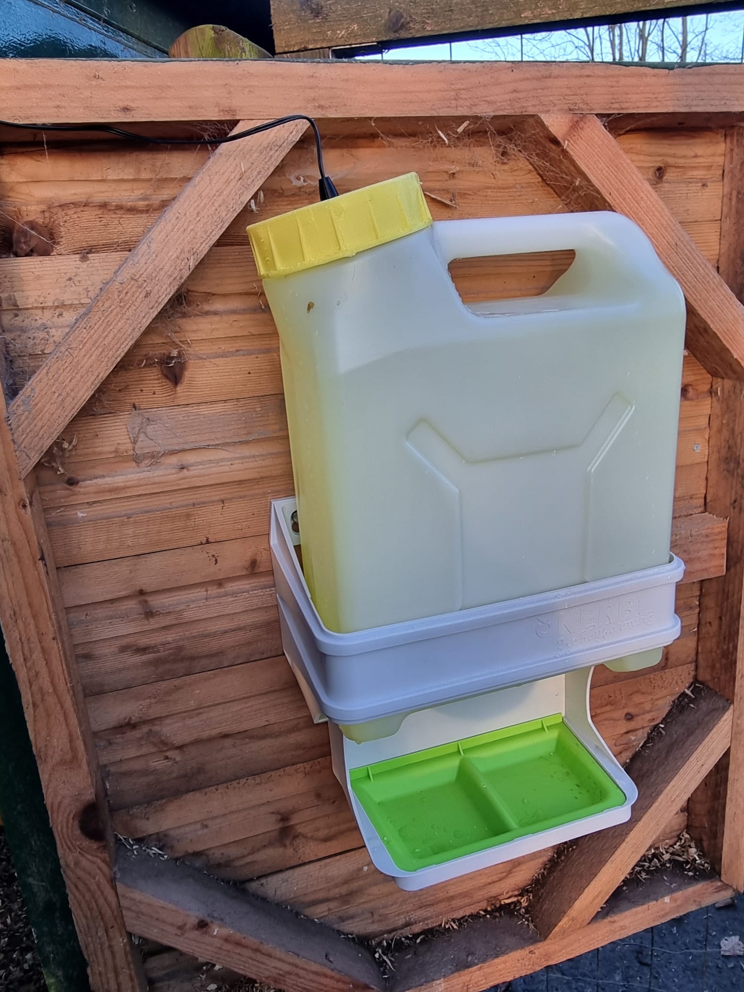 Nắp cho máng nước gà và bộ phận sưởi