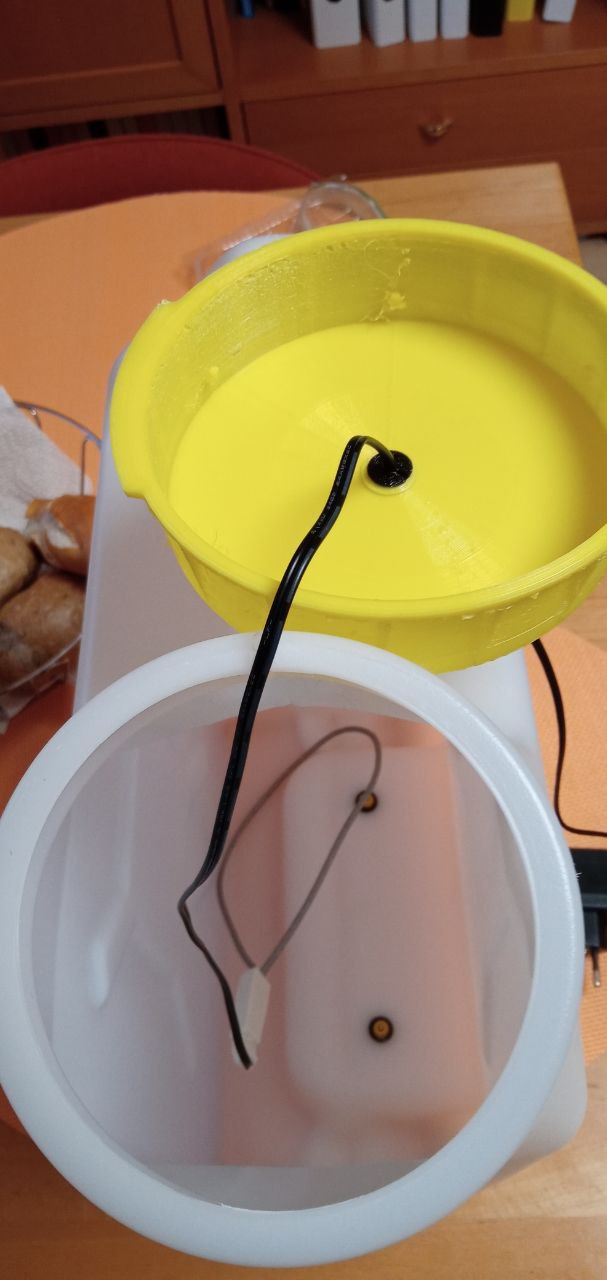 Nắp cho máng nước gà và bộ phận sưởi