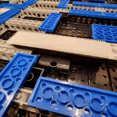 Giá treo Lego Rolling Stones bằng miếng dán Command 3M