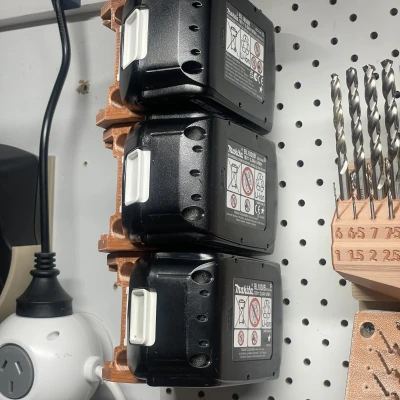 Giá đỡ pin Makita 18V xếp chồng đôi