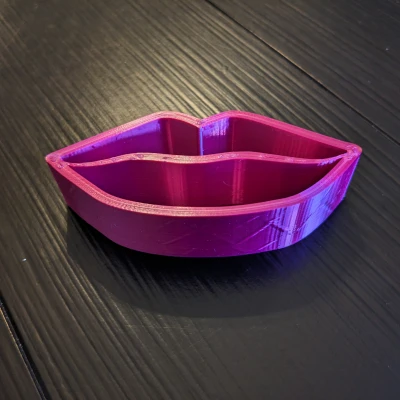 Chậu Hoa/Ống Cắm Bút Hình Môi