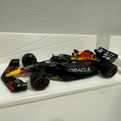 Kệ treo tường trưng bày xe mô hình tỉ lệ 1:43 dùng miếng dán 3M