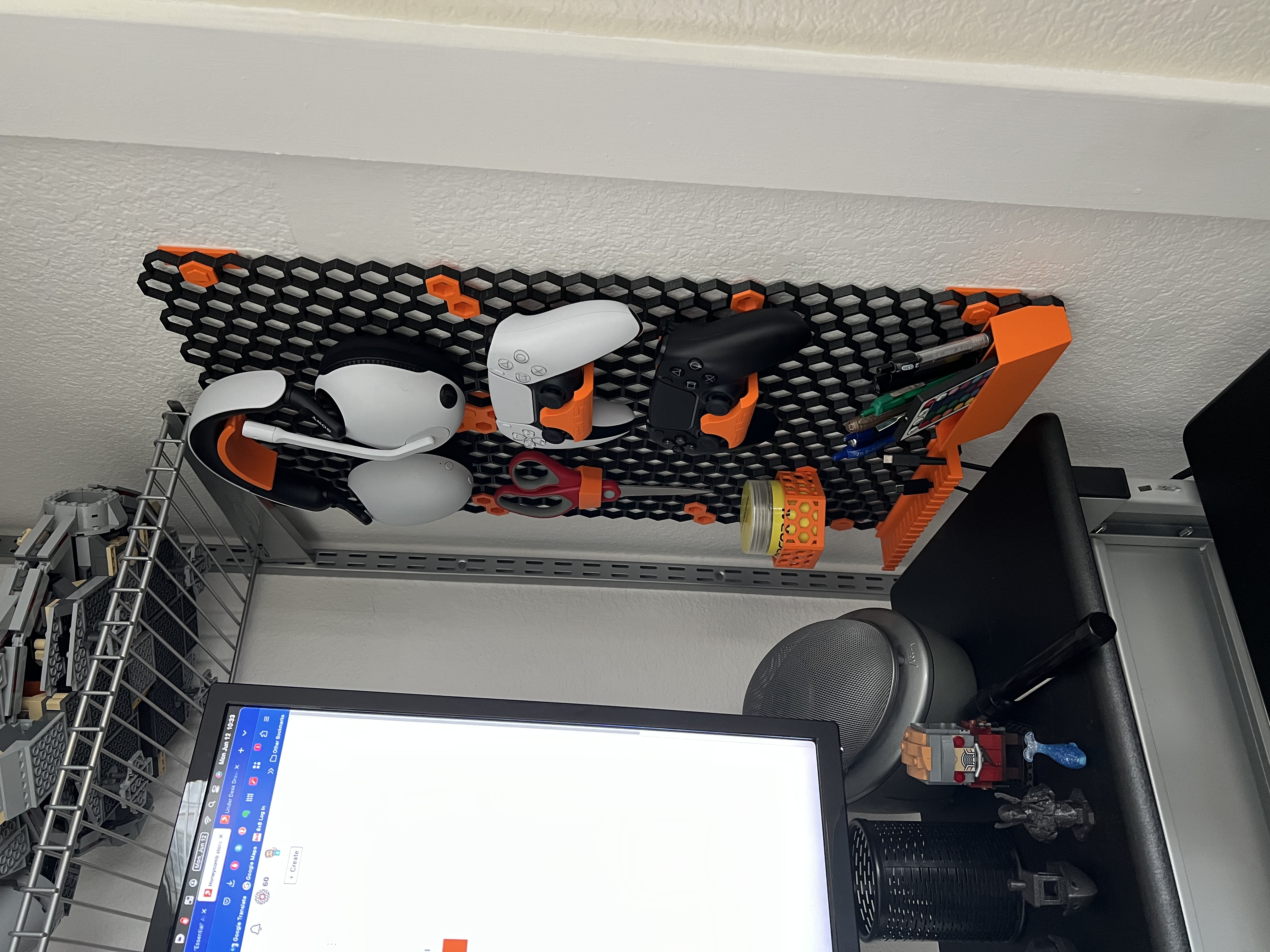 Giá đỡ tay cầm PS5 kiểu Tường Tổ Ong